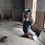 Babinsa Koramil 2304/Anyer, Giat Karbak Pemasangan Kusen
