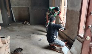 Babinsa Koramil 2304/Anyer, Giat Karbak Pemasangan Kusen