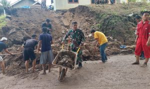 Babinsa Koramil 2306/Mancak Giat Karbak Merapikan Irigasi
