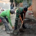 Babinsa Koramil 2303/Pulomerak, Karbak Membantu Pembersihan Lingkungan