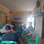 Babinsa Koramil 2306/Mancak, Giat Komsos Membahas Harga Pisang