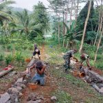 Babinsa Koramil 2304/Anyer, Giat Karbak Pemasangan Pondasi Rumah