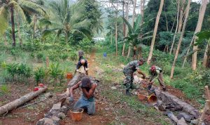 Babinsa Koramil 2304/Anyer, Giat Karbak Pemasangan Pondasi Rumah