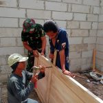 Babinsa Koramil 2302/Bojonegara, Giat Karbak Pemasangan Pintu Rumah Warga