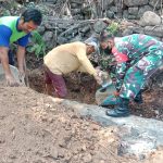 Babinsa Koramil 2302/Bojonegara, Giat Karbak Pemasangan Pintu Rumah Warga