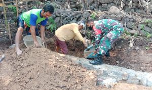 Babinsa Koramil 2302/Bojonegara, Giat Karbak Pemasangan Pintu Rumah Warga