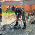 Babinsa Koramil 2303/Pulomerak, Karbak Membantu Pembuatan Pangkalan