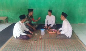 Babinsa Koramil 2306/Mancak, Giat Komsos Membahas Tentang Akhlak Generasi Muda