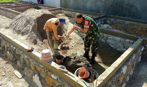 Babinsa Koramil 2303/Pulomerak, Karbak Membantu Pembuatan Jembatan