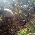 Perduli Rumah Ibadah, Babinsa 429-14/ Jabung Bantu Pembuatan Pondasi Masjid 
