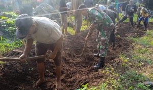 Perduli Rumah Ibadah, Babinsa 429-14/ Jabung Bantu Pembuatan Pondasi Masjid 