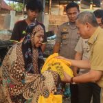 Serahkan Bantuan kepada Korban Kebakaran di Keera, Amran Mahmud Apresiasi Menteri Sosial dan Gubernur Sulsel
