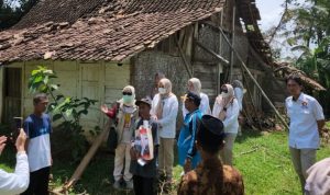 Elly Wahyuni Wakil Ketua DPRD Provinsi Lampung Sambangi Warga Dampak Angin Puting Beliung