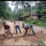 Babinsa Koramil 2306/Mancak, Karbak Membangun Jalan Kampung