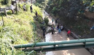 Babinsa Koramil 2301/Cilegon, Karbak Giat Kebersihan Sungai