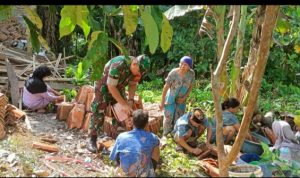 Babinsa Koramil 2306/Mancak, Karbak Membersihkan Genteng Bekas