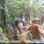 Babinsa Koramil 2302/Bojonegara, Karbak Membantu Pembangunan Rumah Warga