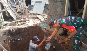 Babinsa Koramil 2304/Anyer, Karbak Pembuatan MCK Warga