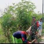 Babinsa Koramil 2304/Anyer, Karbak Melaksanakan Pembersihan Jalan
