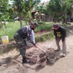 Babinsa Koramil 2301/Cilegon, Karbak Kebersihan Pembuatan  Drainase