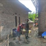 Babinsa Koramil 2305/Cinangka, Karbak Renovasi Rumah Warga