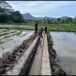 Babinsa Koramil 2304/Anyer, Karbak Pembuatan Irigasi
