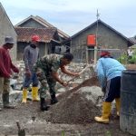 Babinsa Koramil 2302/Bojonegara, Karbak Membantu Pembangunan Jalan