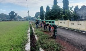 Sinergi Babinsa dan Bhabinkamtibmas Bersama Masyarakat Laksanakan Gotong- royong PKTD