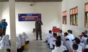 Peran Aktif Babinsa Berikan Pembekalan Wasbang di SMKN 1 Labuhan Maringgai