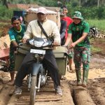 Satgas TMMD 117 Kodim 0429/Lamtim Sigap Bantu Warga Lewati Jembatan Rusak