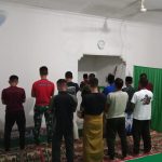 Anggota Satgas TMMD Jadi Imam Sholat Magrib Berjamaah