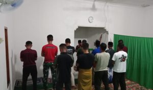 Anggota Satgas TMMD Jadi Imam Sholat Magrib Berjamaah