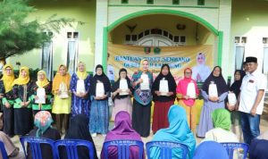 Riana Sari Arinal Ketua LKKS Provinsi Lampung Serahkan Bantuan Paket Sembako