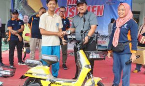 Gubernur Lampung Menyerahkan Hadiah Doorprize Sepeda Listrik Peringatan Hari Konsumen Nasional Provinsi Lampung
