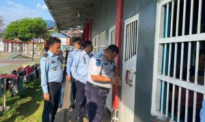Kepala Divisi Pemasyarakatan Rutan Kelas IIB Sukadana Melaksanakan Razia Kamar Hunian WBP