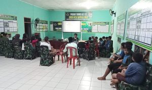 Masyarakat dan Anak-anak Desa Sumber Marga Nobar di Posko TMMD 117