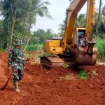 Pembuatan Badan Jalan Penghubung Terus Diawasi Satgas TMMD 117