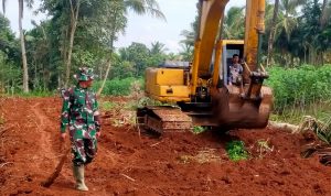 Pembuatan Badan Jalan Penghubung Terus Diawasi Satgas TMMD 117