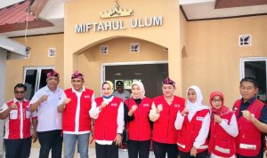Ketua PMI Provinsi Lampung Serahkan Bantuan Kepada Warga Masyarakat Korban Bencana Alam Kampung Dadap Jajar
