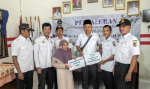 Pemdes Pekondoh Gedung Salurkan BLT DD Tahap II Kepada 20 KPM