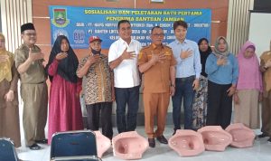 Dua Perusahaan CSR Kota Cilegon Memberikan Bantuan Warga Berupa Jamban