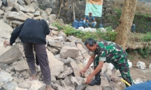 Babinsa Koramil 2307/Ciwandan Karbak Pembangunan Saluran Air