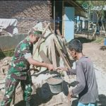 Babinsa Koramil 2306/Mancak, Karbak Membantu Pembuatan Rumah