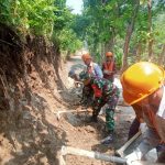 Babinsa Koramil 2304/Anyer, Karbak Pembersihan Tebing Tepi Jalan