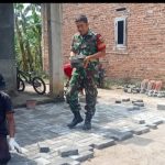 Babinsa Koramil 2303/Pulomerak, Karbak Pemasangan Konblok Jalan