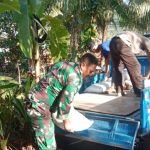 Babinsa Koramil 2303/Pulomerak, Karbak Menurunkan Matrial Bangunan