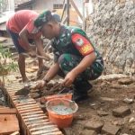 Babinsa Koramil 2303/Pulomerak, Karbak Membantu Pembuatan MCK
