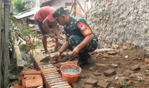 Babinsa Koramil 2303/Pulomerak, Karbak Membantu Pembuatan MCK