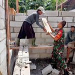 Babinsa Koramil 2304/Anyer, Karbak Membantu Membuat Rumah Warga