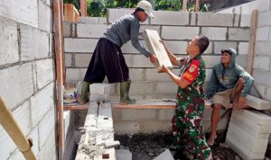 Babinsa Koramil 2304/Anyer, Karbak Membantu Membuat Rumah Warga